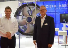 Tino Oirbans and Wim Hagenbeek next to Ziehl-Abegg's ZA Plus. The fan is equipped with "owl wings," something with which the company even appeared in the Donald Duck. Owls fly silently and that is also what the fan manufacturer aims to achieve by using this natural wing shape that also ensures that the fan uses less energy and moves more air.